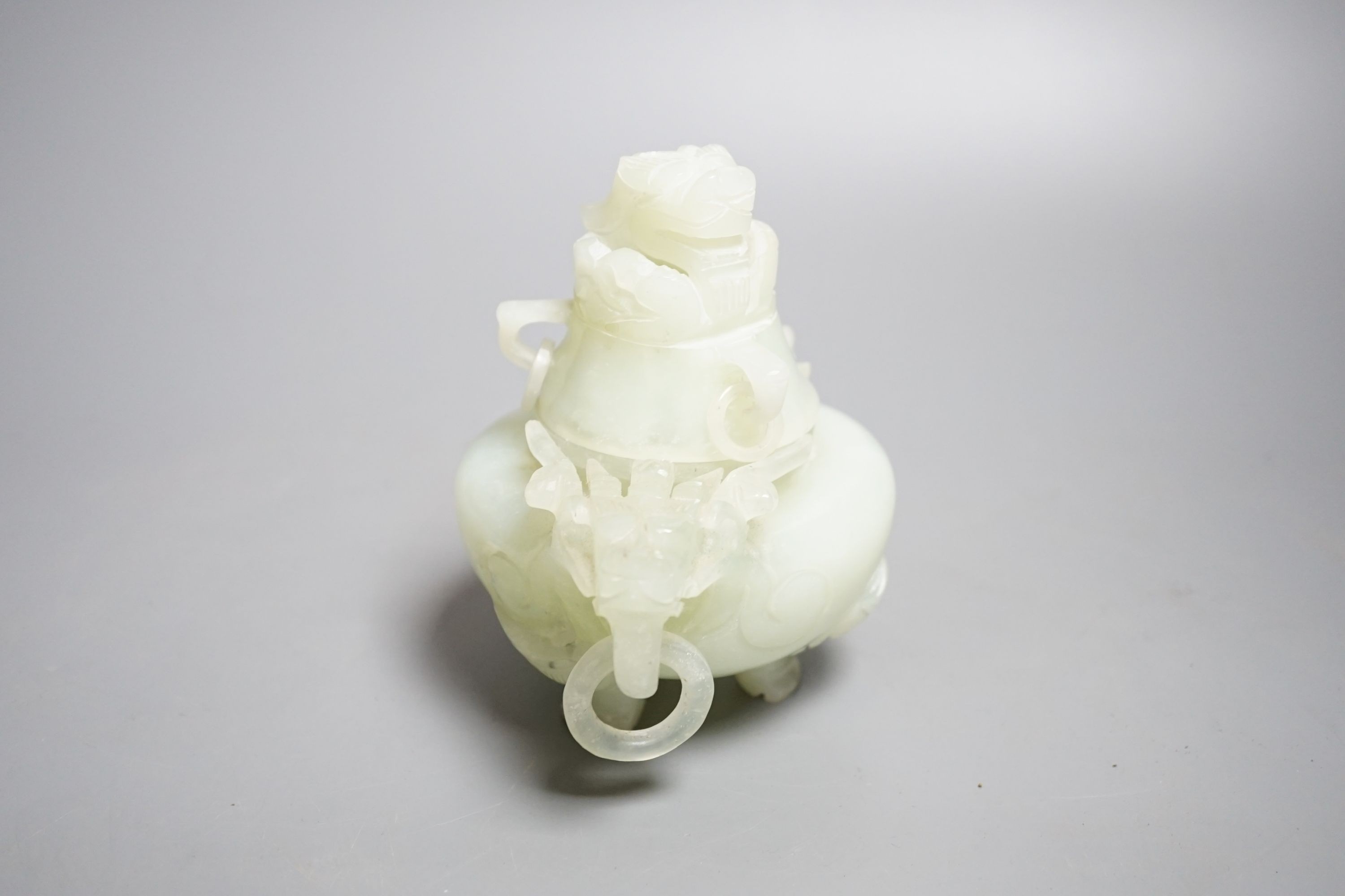 A Chinese bowenite jade censer and cover, overall height 12cm